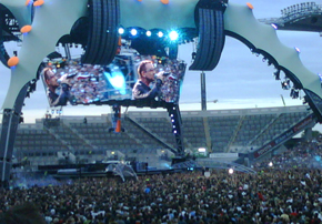stage_bonoonscreen The show in full swing!