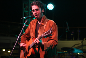 hest2 Ari Hest performing on Cayamo